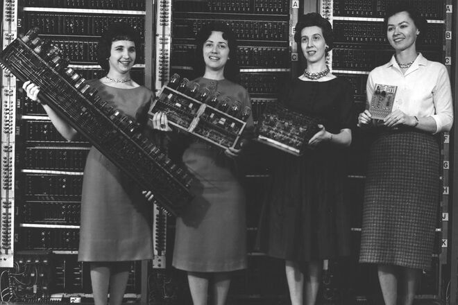 As programadoras do Primeiro Computador Eletrónico | O ENIAC (Electronic Numerical Integrator and Computer) foi o primeiro computador de sempre a ser criado. Em 1946, seis mulheres programaram esta máquina como parte de um projeto secreto da II Guerra Mundial. Ainda assim, o inventor John Mauchly é o único nome associado a esta invenção. 