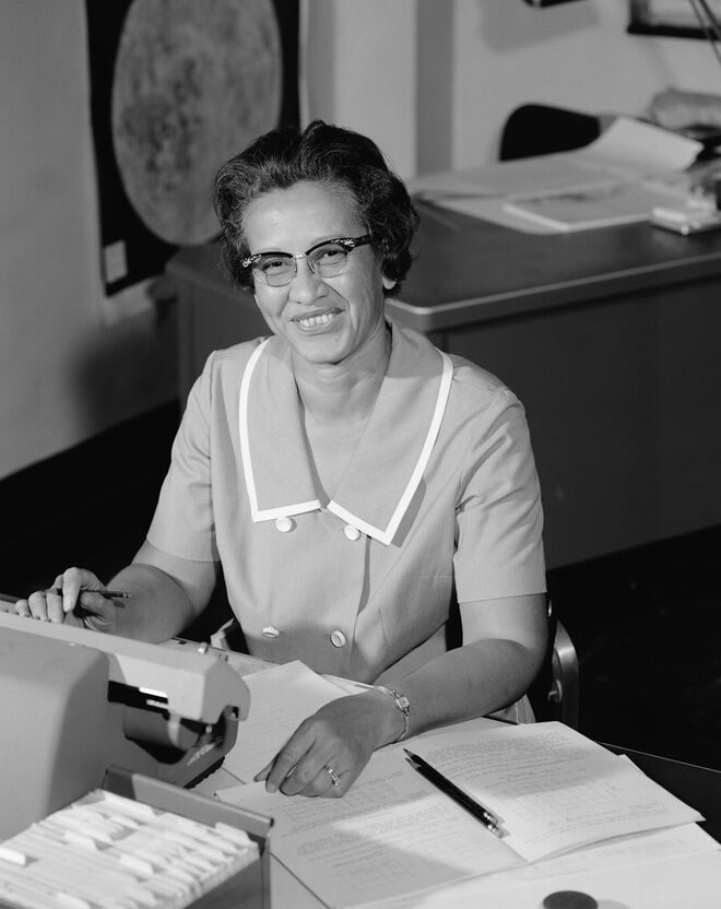Katherine Johnson: O caminho para chegar à Lua | A história de Johnson foi recentemente contada no filme Hidden Figures (2017). A sua inteligência acima da média fez com que a chamassem frequentemente de ‘computador’. A ela se deve a descoberta do caminho certo para que a Freedom 7 conseguisse entrar no espaço pela primeira vez em 1961 e posteriormente fez com que a missão da Apollo 11 fosse bem-sucedida a aterrar na Lua (1969). No entanto, ela sofreu muito com a discriminação racial, até por parte dos colegas homens. 