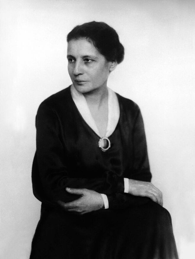 Lise Meitner: Fissura Nuclear | Foi a responsável pela descoberta do verdadeiro poder do urânio. Percebeu que este se desintegra perante algumas reações. A descoberta foi, no entanto, atribuída ao seu parceiro de laboratório Otto Hahn, que ganhou o Prémio Nobel da Química em 1944.