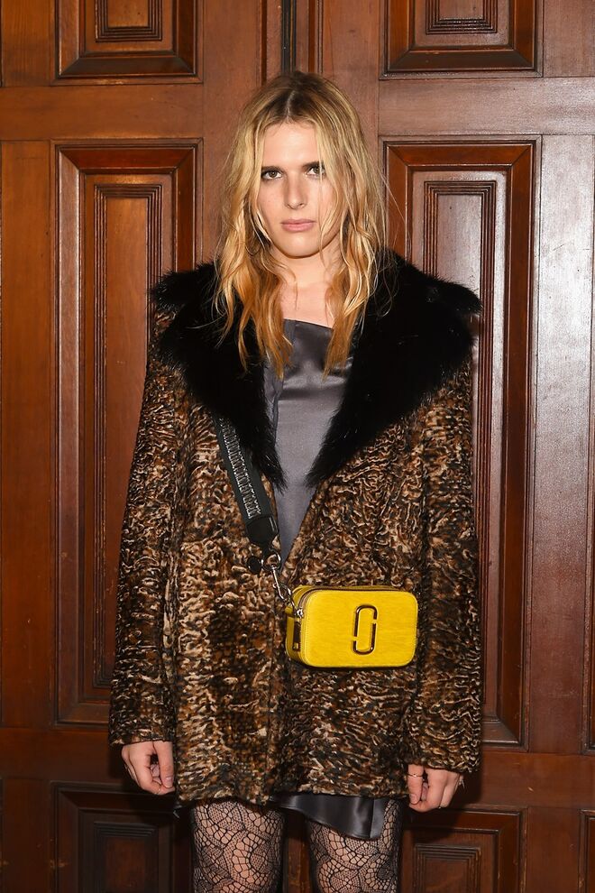 Hari Nef em Marc Jacobs