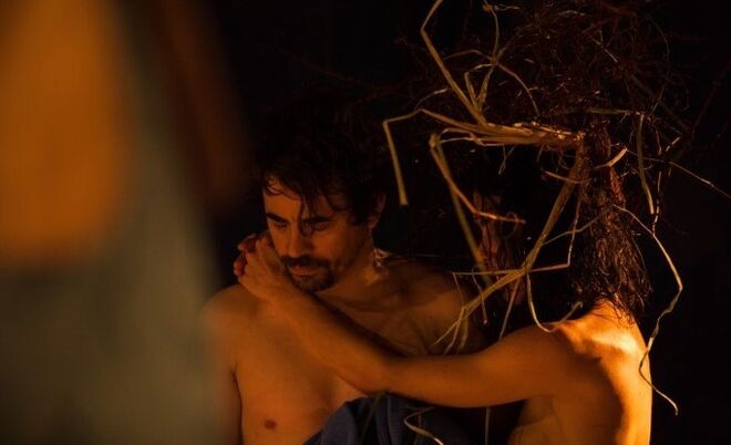 Encenada por Miguel Jesus, a peça de teatro Adoecer tem como protagonistas os atores Catarina Câmara, Miguel Moreira e Sara de Castro. 