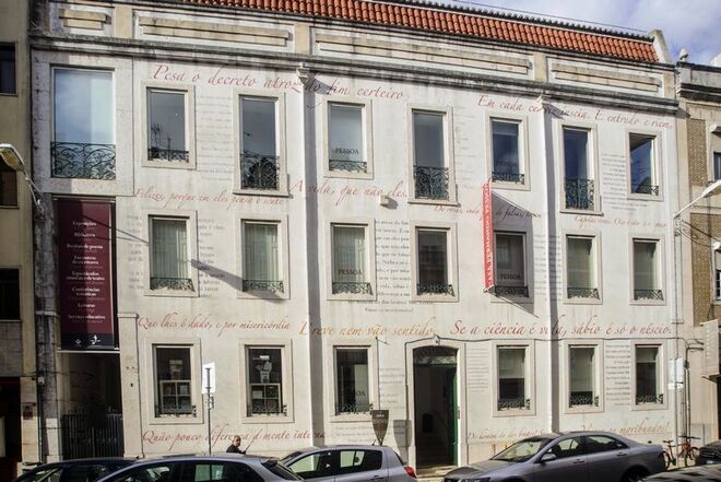 A exposição Os Deuses Debruçam-se do Parapeito da Escada ‒ Peças do acervo da Casa Fernando Pessoa inaugura a dia 14 de setembro e a curadoria está a cargo de António Viana. 