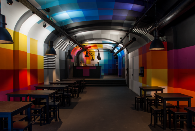 Na Rua de São Paulo, em Lisboa, abriu um novo bar que conta com a curadoria de Vhils e, por isso mesmo, trata-se também de uma instalação de arte. Chama-se Stupido.