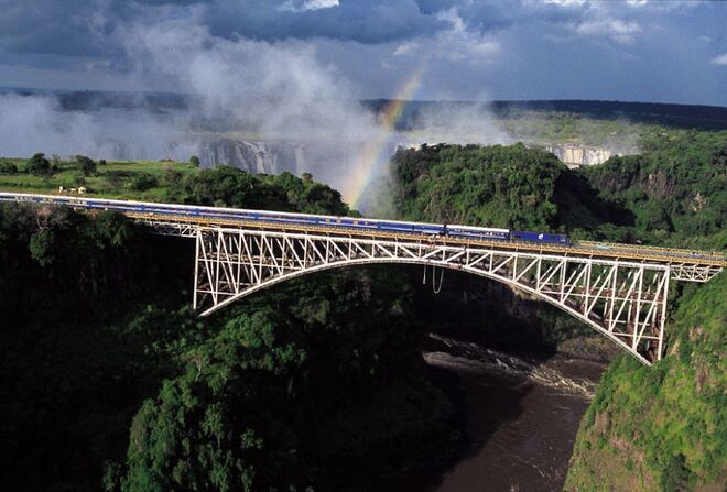 ÁFRICA DO SUL: Blue Train | Uma viagem que é feita durante a noite, entre Pretória e a Cidade do Cabo, e que faz uma paragem especial na estação das minas de diamantes de Kimberley. 