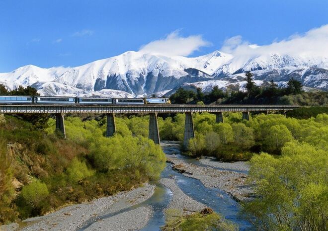 NOVA ZELÂNDIA: Tranz Alpine | São nove horas de percurso entre Christchurch e Greymouth, que passa à beira do rio Waimakariri. Esta é uma das viagens de comboio mais longas, cobrindo 223 quilómetros, em apenas cinco horas. 