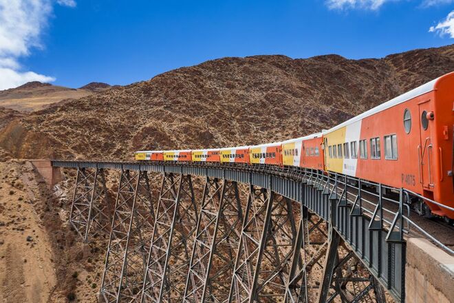 ARGENTINA: Train to the Clouds | Uma viagem que começa em City of Salta, a 1187 metros de altitude, e vai até La Polvorilla, a 4200 metros. 
