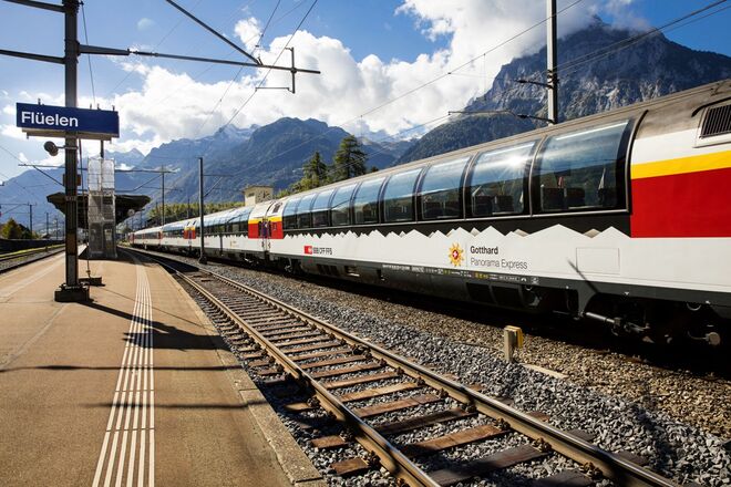 SUÍÇA: Gotthard Panorama Express | Esta viagem de cinco horas começa de barco para atravessar o lago Lucerna. Só depois se passa para o comboio que nos leva dos Alpes até Lugano. 