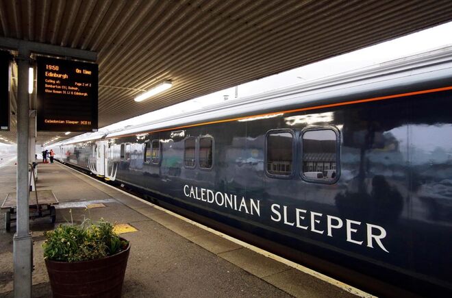 REINO UNIDO: Caledonian Sleeper | Comboio que viaja entre a Escócia e Londres, durante a noite. Existem vários destinos à escolha, desde Aberdeen, Edimburgo, Fort William, Glasgow ou Inverness. Quem viaja em primeira classe dorme num quarto privado, mas mesmo os lugares de económica são especiais e com todo o conforto.