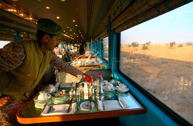ÍNDIA: Royal Rajasthan on Wheels | Este comboio é um verdadeiro palácio em cima de rodas. Desde a decoração aos próprios menus (o comboio tem dois restaurantes), muito ao estilo da realeza. Faz uma viagem de sete noites por alguns dos principais templos indianos, culminando com uma visita ao Taj Mahal. 