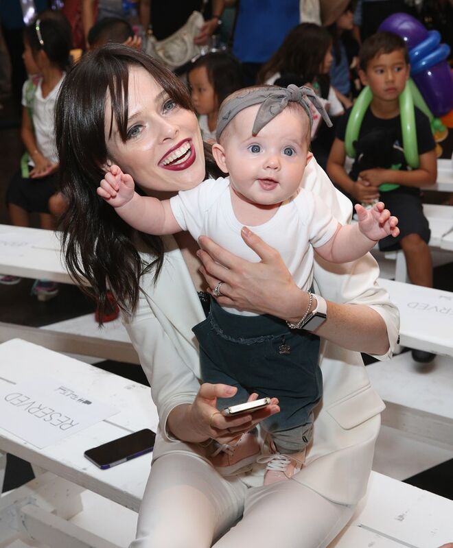 Coco Rocha e a filha Ioni James Conrac