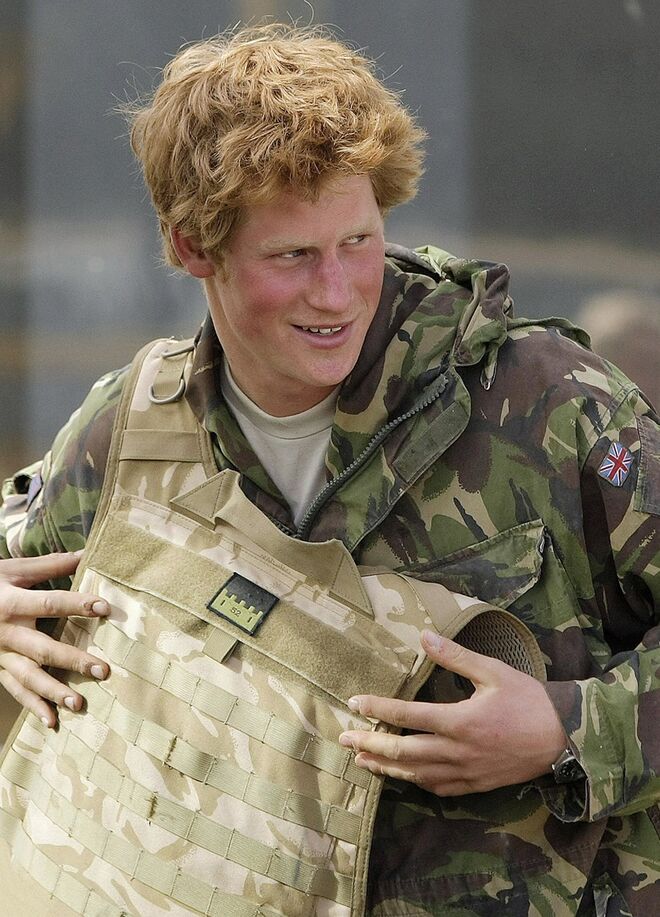 A carreira militar de Harry começou no terceiro ano de Eton. No último ano conseguiu o título máximo de Cadete Oficial. 