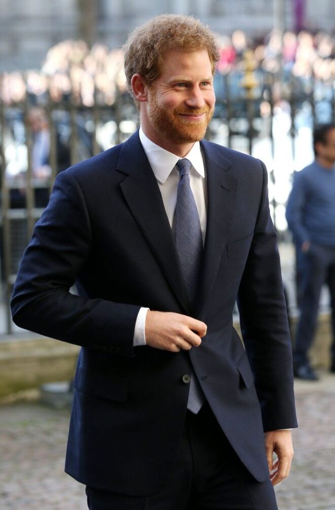 Quando começou a estudar em Eton, muitos dos colegas acharam-no snob. Harry teve dificuldades em conseguir notas boas e sofreu com as comparações que faziam com o irmão William. 