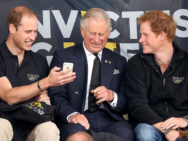 O rendimento de Harry e William ainda lhes é dado pelo próprio pai, o príncipe Carlos. 