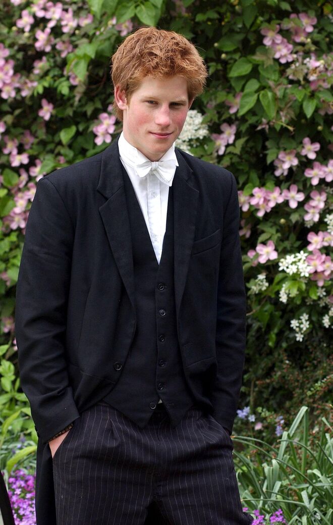 Pela mesma razão, fez um ano extra naquela escola (logo após a morte da mãe), para poder entrar no colégio de Eton aos 14 anos e não aos 13. 