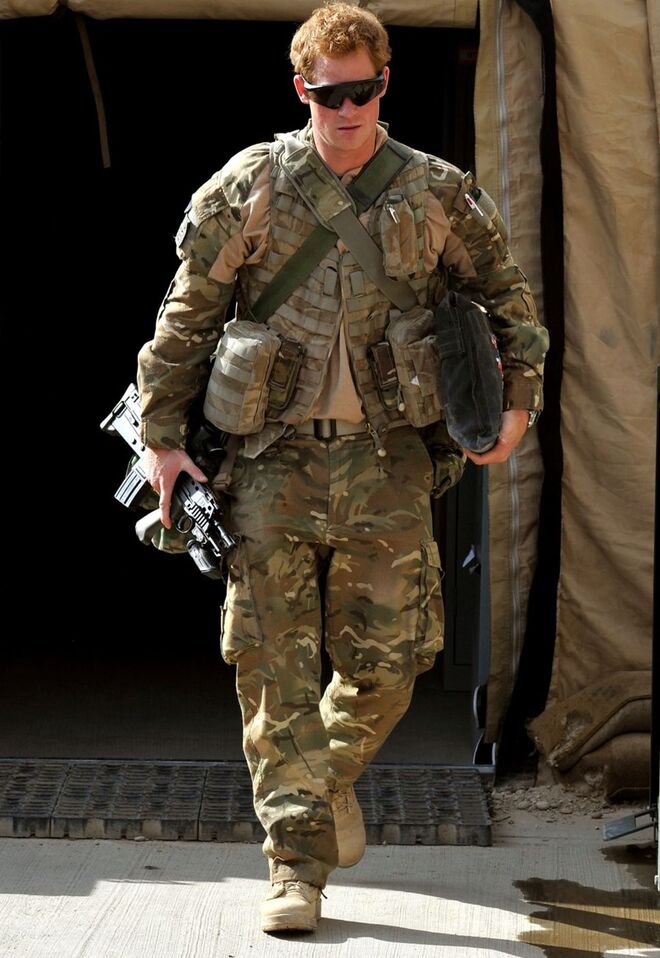 Depois de ter ingressado na Universidade de Sandhurst, Harry juntou-se à Household Cavalry e tentou fazer parte das equipas militares que estavam a trabalhar no Iraque. Mas só em 2007 conseguiram integrá-lo no Afeganistão durante a Operação Herrick. 
