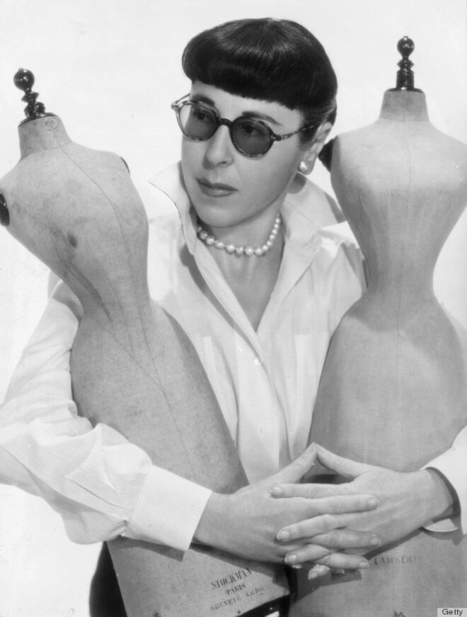 Edith Head - “Se o filme for da Paramount, a roupa foi criada por mim”, disse Edith Head durante uma entrevista. Começou por ensinar francês e arte a raparigas na Hollywood School for Girls, e só começou a trabalhar em cinema em 1925, depois de ter passado numa entrevista para o lugar de assistente de guarda-roupa nos estúdios Paramount, para o qual foi aceite depois de apresentar um portefólio com esboços que, na verdade, não eram seus. Mais tarde, foi responsável pelo guarda-roupa de cerca de mil filmes e, mais do que definir uma estética, imaginou looks que fizeram história, como o vestido de Audrey Hepburn em Breakfast at Tiffany’s. Edith Head é um dos nomes mais premiados de Hollywood: recebeu oito Óscares pelo melhor guarda-roupa e trinta e cinco nomeações para o melhor guarda-roupa. Morreu em 1981. 