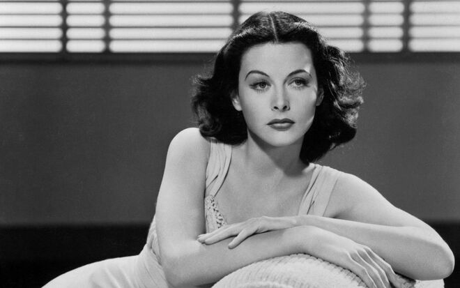 Hedy Lamarr - A austríaca Hedwig Eva Kiesler desistiu da escola quando ainda não tinha 18 anos – queria ser atriz e foi para Berlim, uma das cidades com maior relevância cinematográfica na década de 30. Em 1933, foi a primeira mulher a ser filmada nua e a aparecer numa cena erótica, quando protagonizou o filme Ecstasy. Lamarr agitou a indústria do cinema e chocou a sociedade ultraconservadora da época (nos Estados Unidos, o filme foi banido), mas marcou um ponto de viragem e trouxe uma maior abertura ao cinema.    
