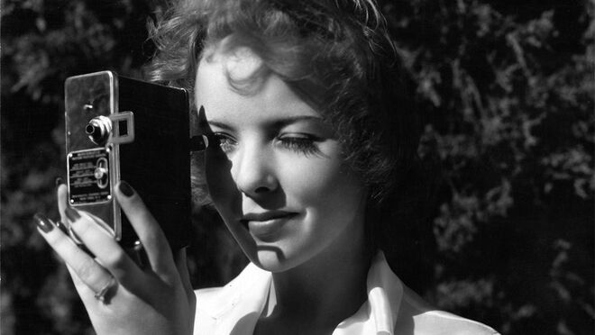 Ida Lupino - Estreou-se como atriz e cantora, mas foi na realização e produção cinematográfica que conseguiu o espaço que precisava para mostrar o seu ponto de vista. Pioneira do film noir (foi a primeira mulher a realizar um filme deste género, The Hicth-Hiker, em 1953), procurava explorar questões sociais nas suas obras – Ida Lupino também era argumentista, além de realizadora, produtora e atriz. Foi a única mulher a filmar um episódio da série Twilight Zone.   