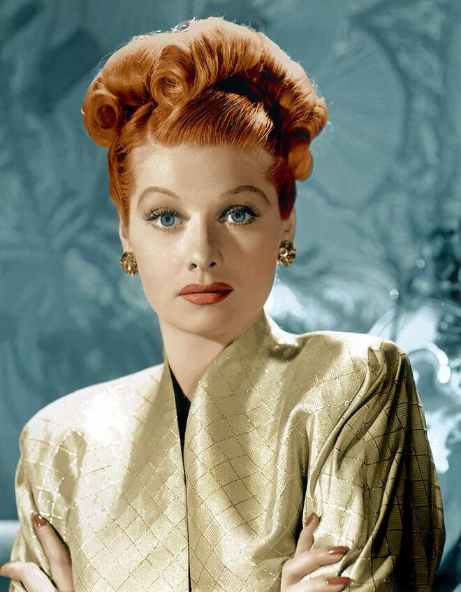 Lucille Ball - Estudou na escola de teatro com Bette Davis, foi modelo e atriz. Em 1948, foi convidada para protagonizar a comédia radiofónica My Favorite Husband, papel que serviu de rampa de lançamento para o seu percurso – três anos mais tarde estreava a sitcom I Love Lucy, um dos programas mais importantes (e com maior audiência) da história da televisão. Lucille Ball foi a primeira atriz a ser filmada com a técnica das três câmaras e também a primeira a ser proprietária do seu próprio estúdio, que chamou de Desilu Productions.       
