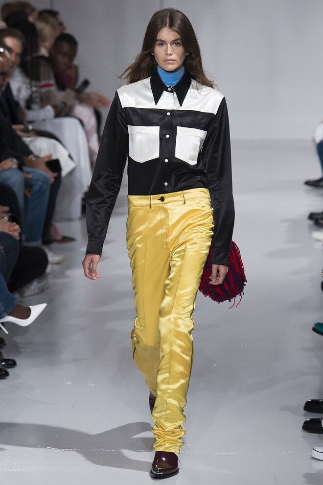 Amarelo: Calvin Klein