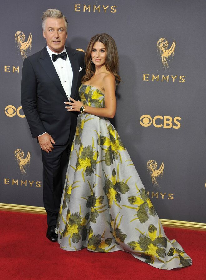 Alec e Hilaria Baldwin, em Badgley Mischka Resort 2017