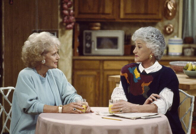 Betty White e Bea Arthur | As Golden Girls afinal tinham muitas picardias também na vida real. Em 2011, White admitiu que, por vezes, o seu otimismo em excesso incomodava a colega, que ficava mesmo furiosa. 