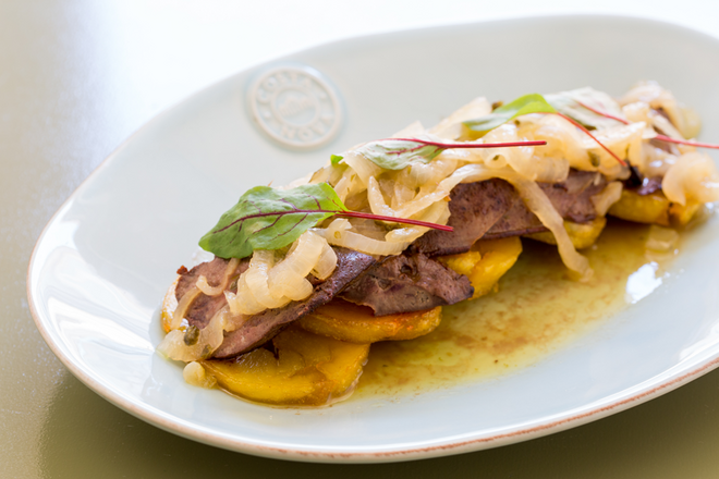 Figado de vitela Maronesa, batata salteada com cebola & manjerona, €12,50