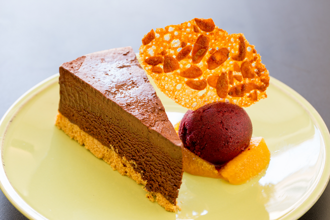 Marquise de chocolate com laranja em calda e sorvete, €5