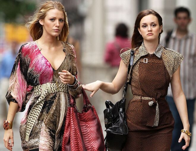 As it-girls do momento | Bem antes da era Instagram, tanto elas como eles eram os mais requisitados. Dentro e fora do ecrã. E a linha entre a realidade e a ficção era bem ténue. Se por um lado víamos Leighton Meester a vestir roupa de Vera Wang na série, também a víamos a protagonizar campanhas da designer na vida real. O mesmo aconteceu com Blake Lively que, na altura, se tornou imagem da Chanel ou Penn Badgley, de Alexander Wang. 