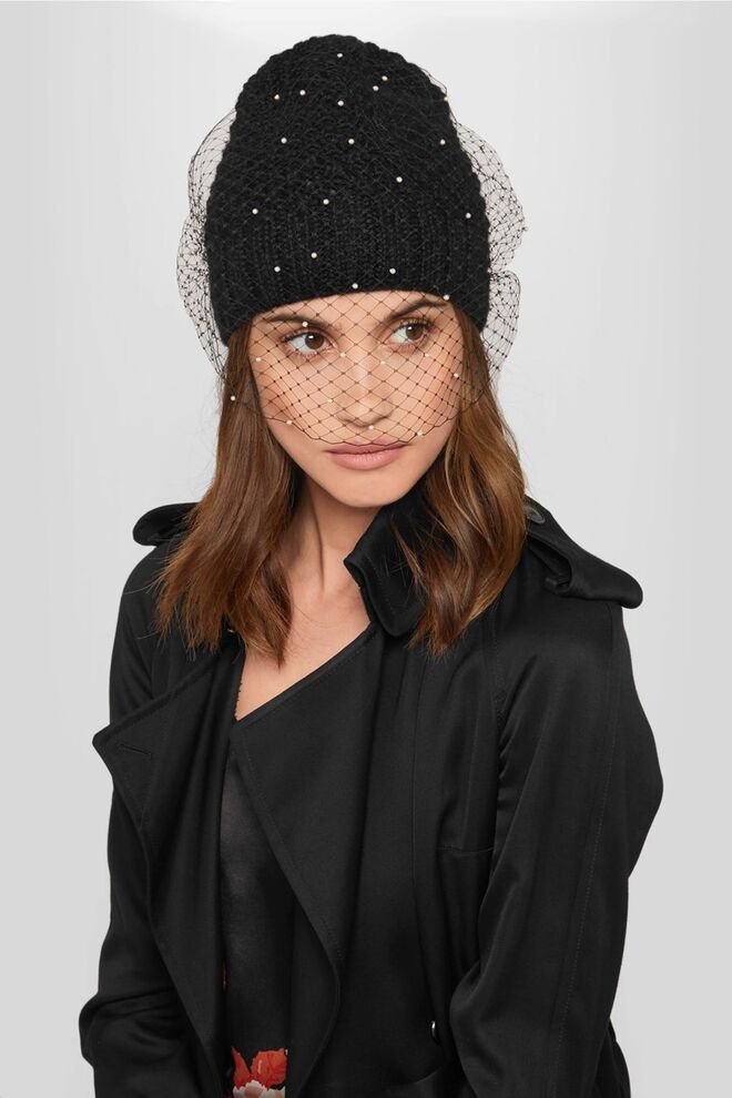 Gorro em lã de alpaca, €427, Jennifer Behr em www.net-a-porter.com