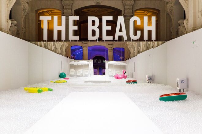 A instalação The Beach, de Snarkitecture, no museu de Artes Decorativas, para o 20º aniversário da Colette, em março de 2017. © Genaro Bardy