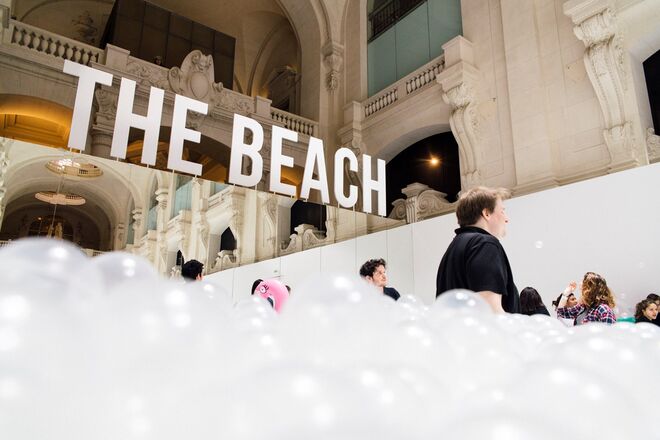 A instalação The Beach, de Snarkitecture, no museu de Artes Decorativas, para o 20º aniversário da Colette, em março de 2017. © Genaro Bardy
