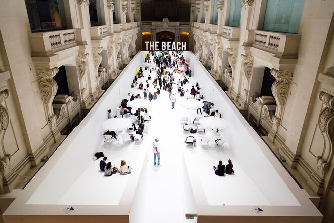 A instalação The Beach, de Snarkitecture, no museu de Artes Decorativas, para o 20º aniversário da Colette, em março de 2017. © Genaro Bardy