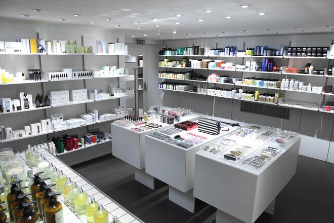 O interior da loja Colette, no nº 213 da Rue de Saint-Honoré, em Paris.