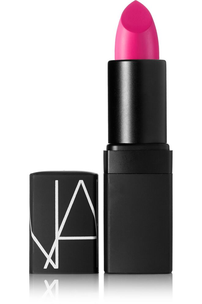 O cor-de-rosa continua a ser um dos preferidos das mulheres em todo o mundo, em especial o tom Schiap, da Nars (à venda na Sephora). O batom semi-mate, com textura aveludada e vitamina E, tem um tom de rosa vivo que, segundo a maquilhadora Katie Jane Hughes, “faz os dentes parecerem mais brancos”.
