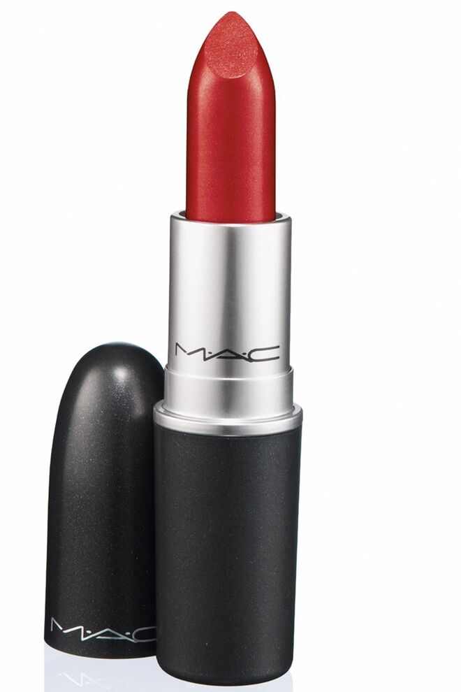 Os batons vermelhos são um clássico e o Ruby Woo é o “little black dress da maquilhagem”, como explica Gregory Arlt, diretor da Make Up Artistry da M.A.C. É um vermelho vívido de base azulada e textura mate que fica bem em todos os tons de pele e em todas as estações. De acordo com a marca, o Ruby Woo é batom mais vendido nos Estados Unidos. Vendem-se quatro exemplares por minuto!