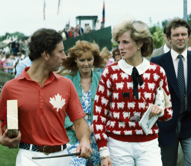 Detalhes com humor | Esta camisola de lã que usou, com o desenho de várias ovelhas, mas na qual se destaca uma ovelha negra é disso exemplo. Há até quem hoje faça o paralelismo à forma como ela se estaria a sentir na época – a ‘ovelha negra’ da família. 