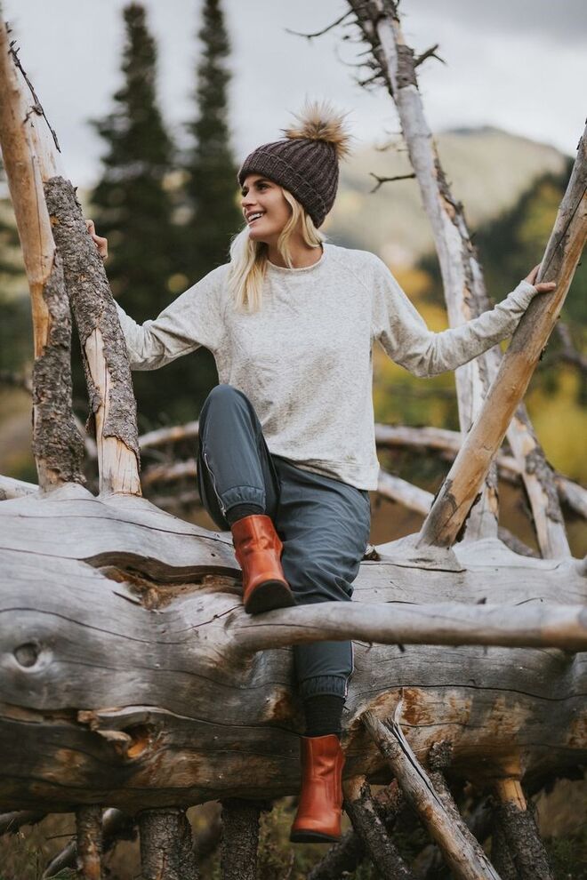 CUIDAR DAS SUAS ROUPAS | Pense a longo prazo e vá tratando realmente das suas roupas. Quer seja remodelando aquele casaco com cinco anos, quer engraxando aquelas botas. Algum cuidado irá compensar.