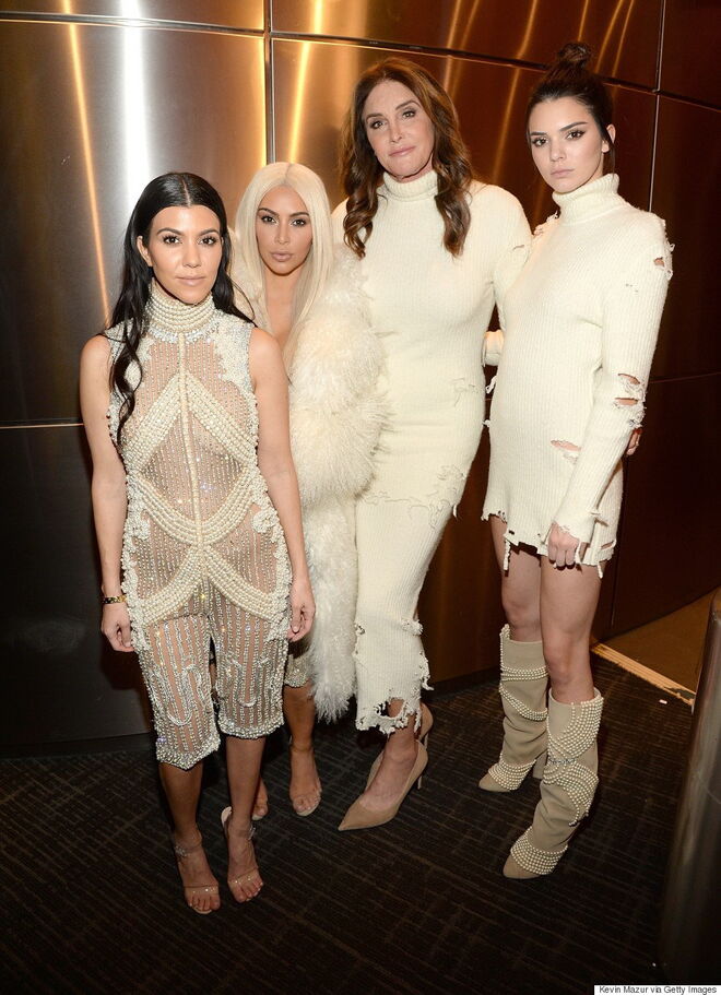 Caitlyn Jenner e Kendall Jenner vestiram um look muito idêntico durante a Semana de Moda de Nova Iorque do ano passado.