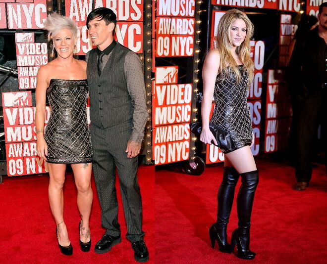 As cantoras Shakira e Pink apostaram no mesmo vestido Balmain no MTV Video Music Awards 2009.