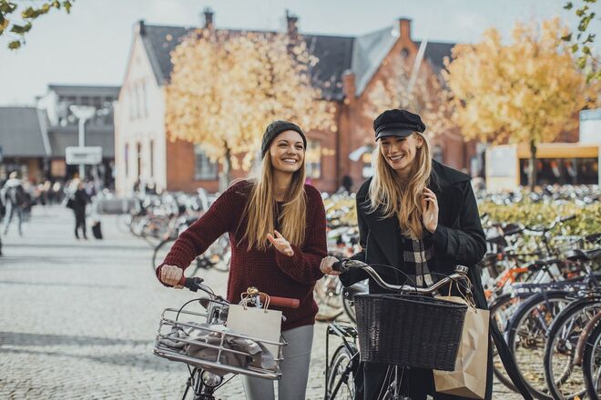 RENOVAR O GUARDA-ROUPA | A forma como olhamos para o nosso guarda-roupa muda ao longo dos anos, por isso é bom rever o seu conteúdo. E não vale centrar-se apenas em desfazer-se de algumas peças, já que estes momentos também servem para reencontrar aquela saia ou camisola que temos vontade de voltar a usar. 
