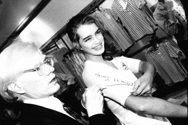 Andy Warhol e Brooke Shields na loja de Nova Iorque