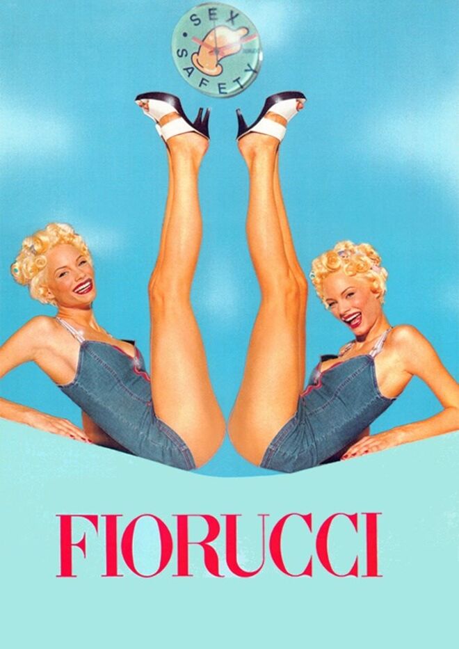 A marca ficou conhecida pelos jeans mas também pelo sex appeal das campanhas, provocadoras para a sociedade conservadora da altura