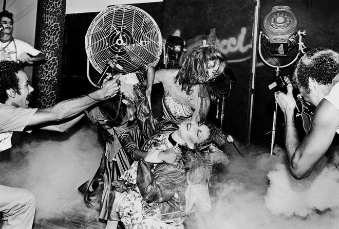 Madonna no making of de uma campanha publicitária da Fiorucci