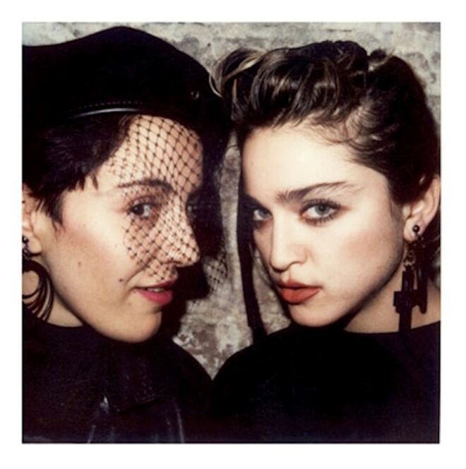 A fotógrafa Maripol e Madonna na festa da Fiorucci