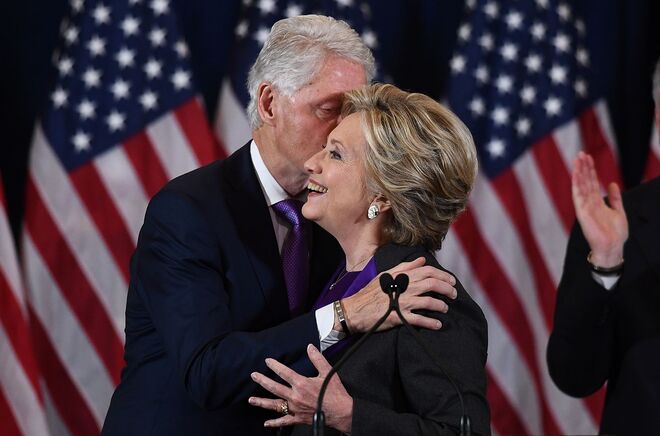 1. No discurso de concessão, logo depois de Trump ser eleito, o fato em tons violeta e preto que usou serviu para simbolizar união e confraternidade (também Bill Clintou usou violeta), mas Clinton tinha pensado usá-lo na primeira viagem a Washington para transmitir os mesmos valores. 