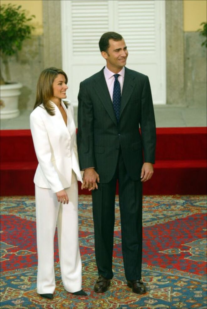 Letizia e Felipe | Já lá vão 14 anos desde este célebre momento entre os atuais reis de Espanha. Foi no dia em que tornaram público o seu noivado e em que Letízia mandou calar Filipe com um ‘Deixa-me terminar’, quando este a interrompeu para falar aos sogros.  