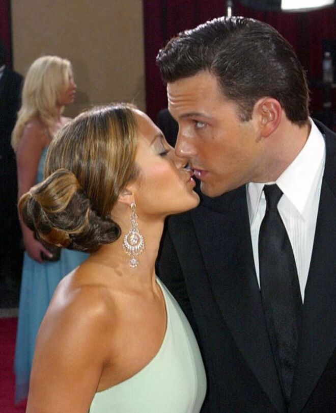 Jennifer Lopez e Ben Affleck | É talvez das piores coisas que se pode fazer durante um beijo – olhar para outro lado. Foi isso que aconteceu a Jennifer Lopez, no momento em que beijava Ben Affleck em plena red carpet dos Óscares de 2013. 