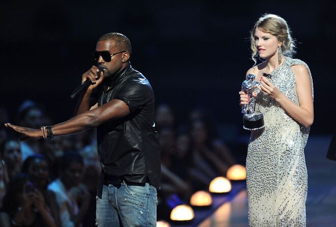 Kanye West e Taylor Swift | Quando Taylor Swift ganhou o prémio de melhor Videoclip Feminino do ano nos MTV Video Music Awards 2009 e foi interrompida em palco pelo cantor Kanye West, que lhe roubou o microfone para dizer que quem merecia ganhar aquele prémio era Beyoncé. A cara de Taylor é inesquecível. 