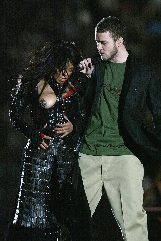 Janet Jackson y Justin Timberlake | Um dos momentos mais vistos na televisão norte-americana aconteceu em plena cerimónia do Super Bowl, em 2004. Justin Timberlake entra em palco com Janet Jackson, numa atuação sobejamente preparada, e quando ele puxa uma das partes da roupa de Janet, a cantora ficou com o mamilo à mostra. Ficou-se sempre na dúvida se teria sido um ato propositado ou descuido…